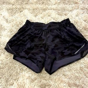 lululemon black camo hotty hots 2.5 inch with liner